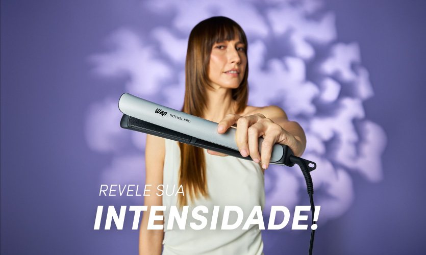 Mulher usando chapinha WAP Linha Intense Pro em fundo roxo com padrão de luz.