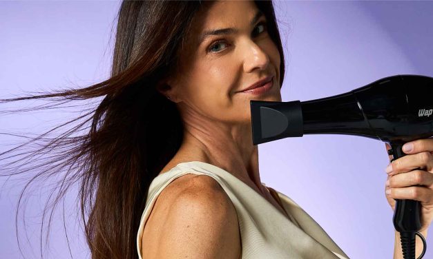 Cabelos lisos o dia todo: técnicas que garantem o efeito duradouro