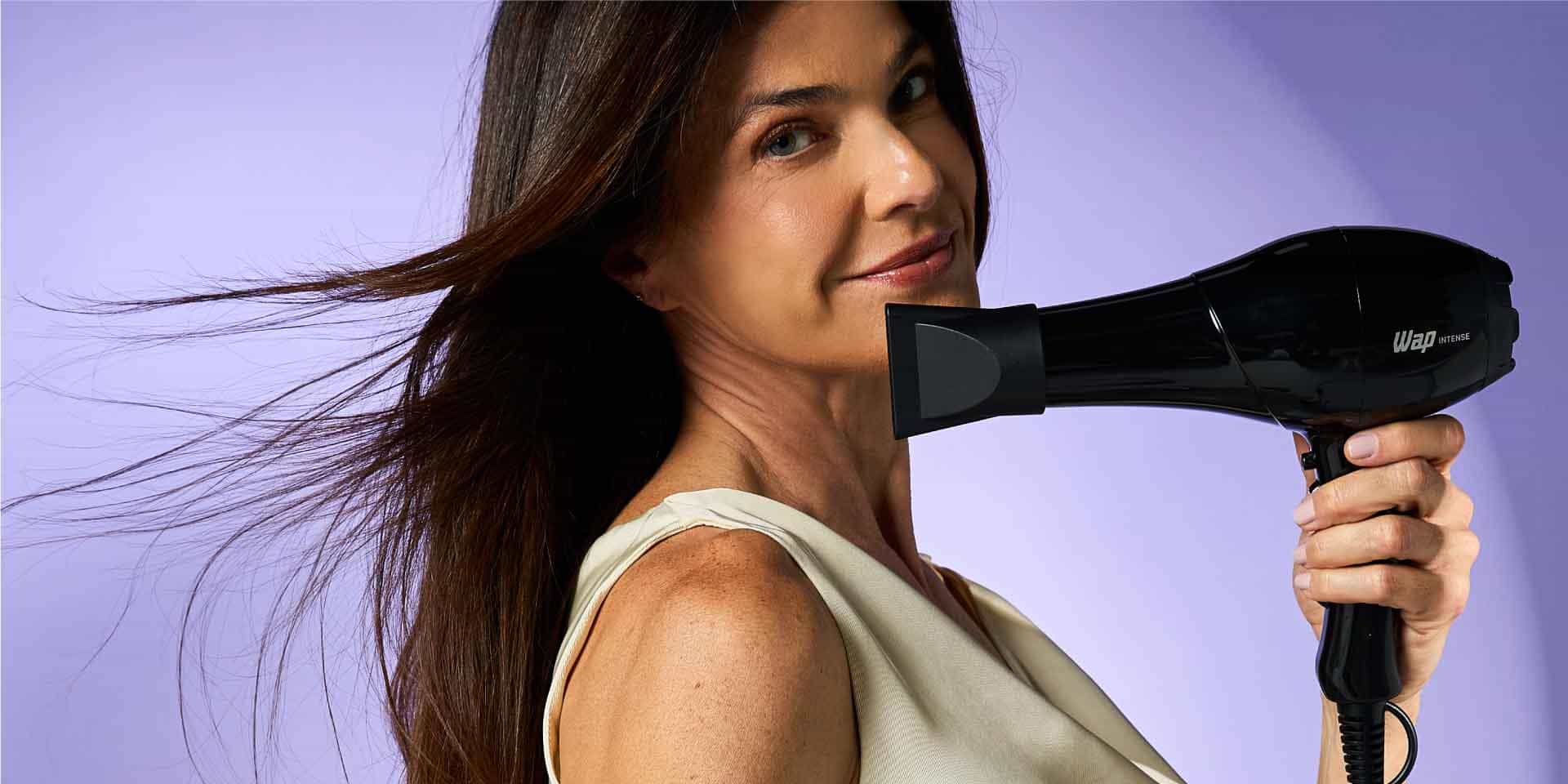 Mulher segurando secador