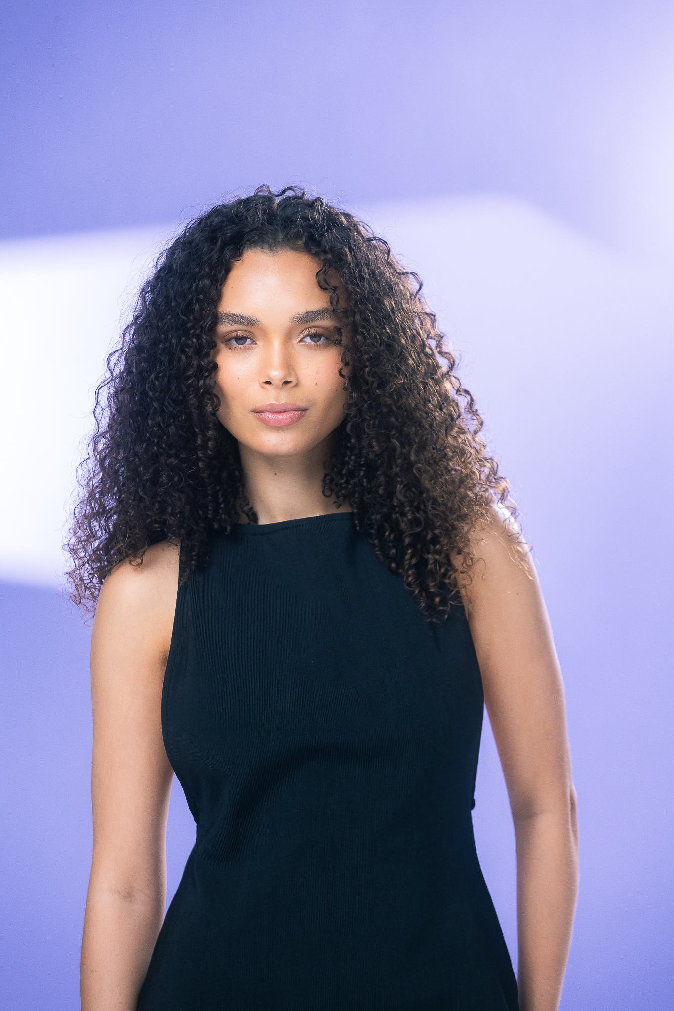 Mulher de cabelo cacheado com cachos definidos e volumosos